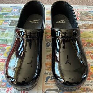 Dansko professional clog black patent leather NWOB size 41 US 10
